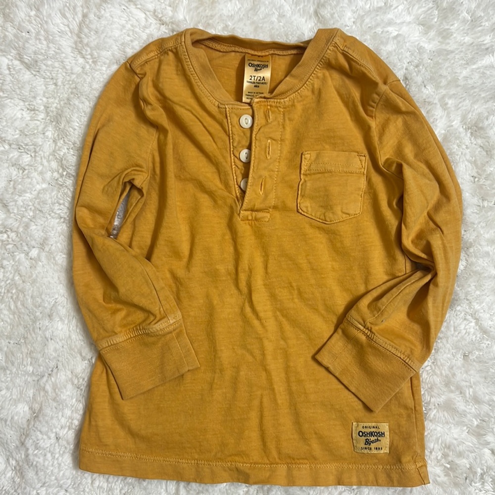 Long sleeve Merigold colored 3 button t-shirt